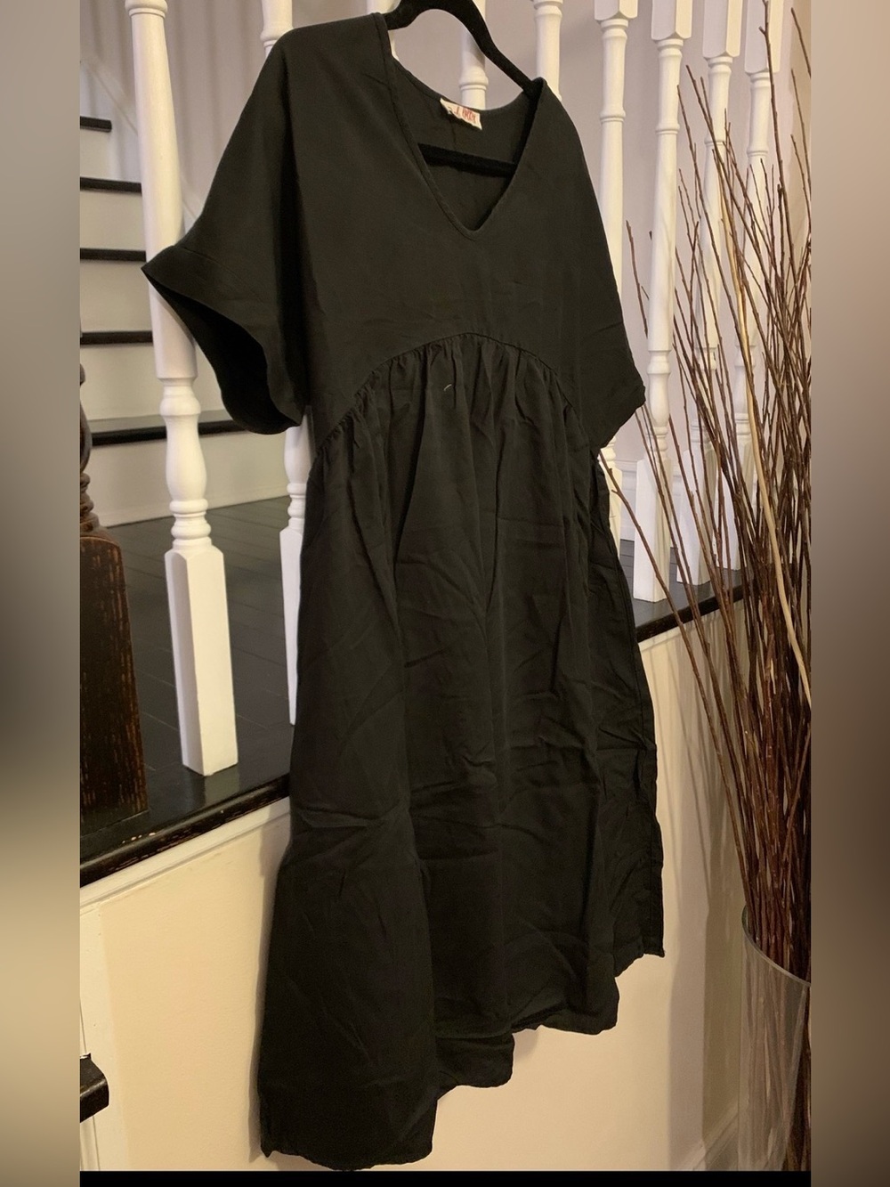 Relaxed V-Neck Midi Dress in Black
